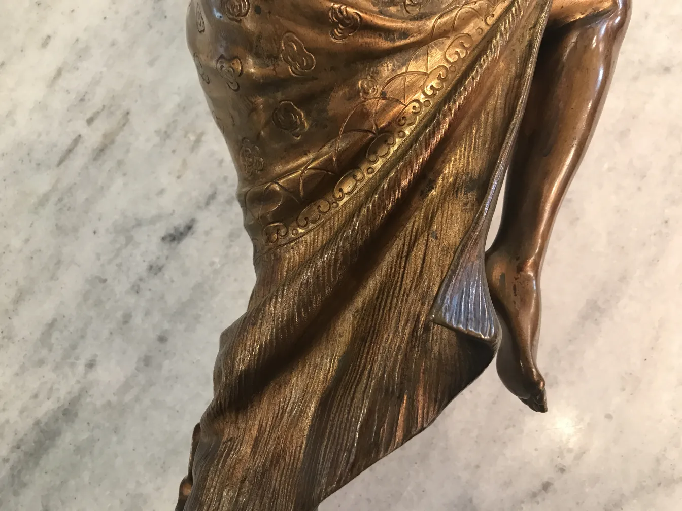 sculpture ancienne de figure humaine avec détails ornementaux