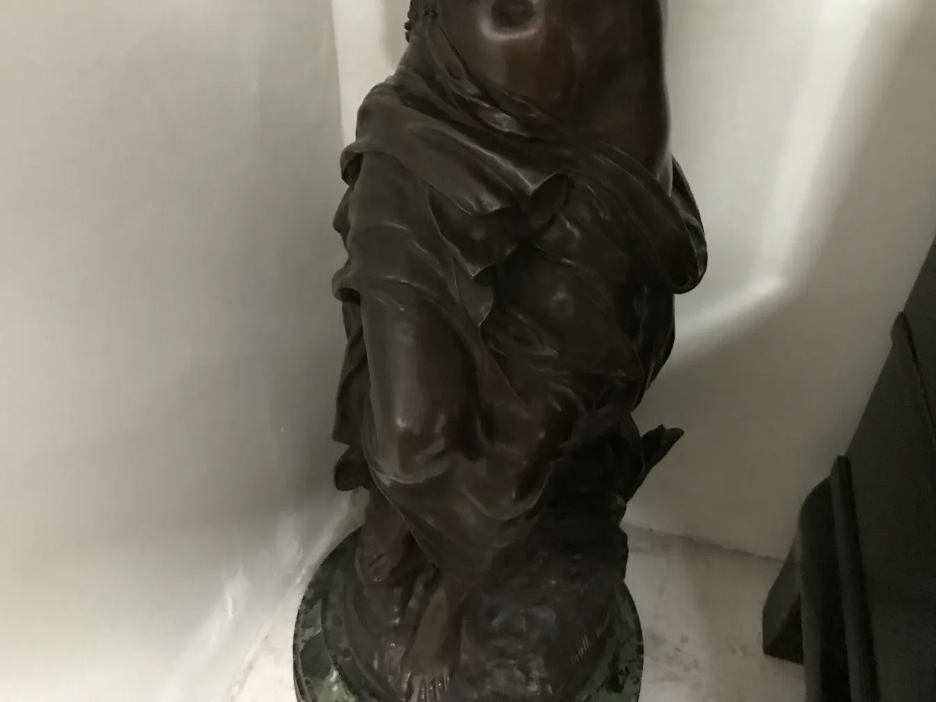 escultura antiga de Mathurin Moreau, figura em pé, detalhes nas vestes