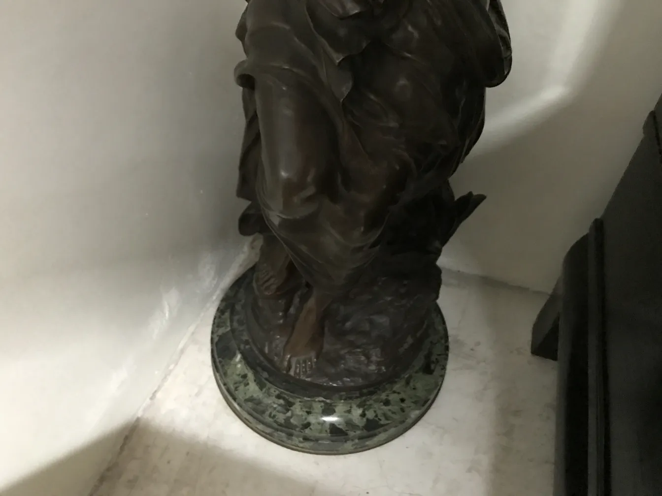 escultura antigua de mathurin moreau, detalles visibles