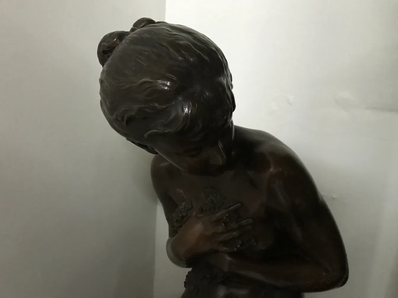 antike skulptur von mathurin moreau mit fesselnder weiblicher figur