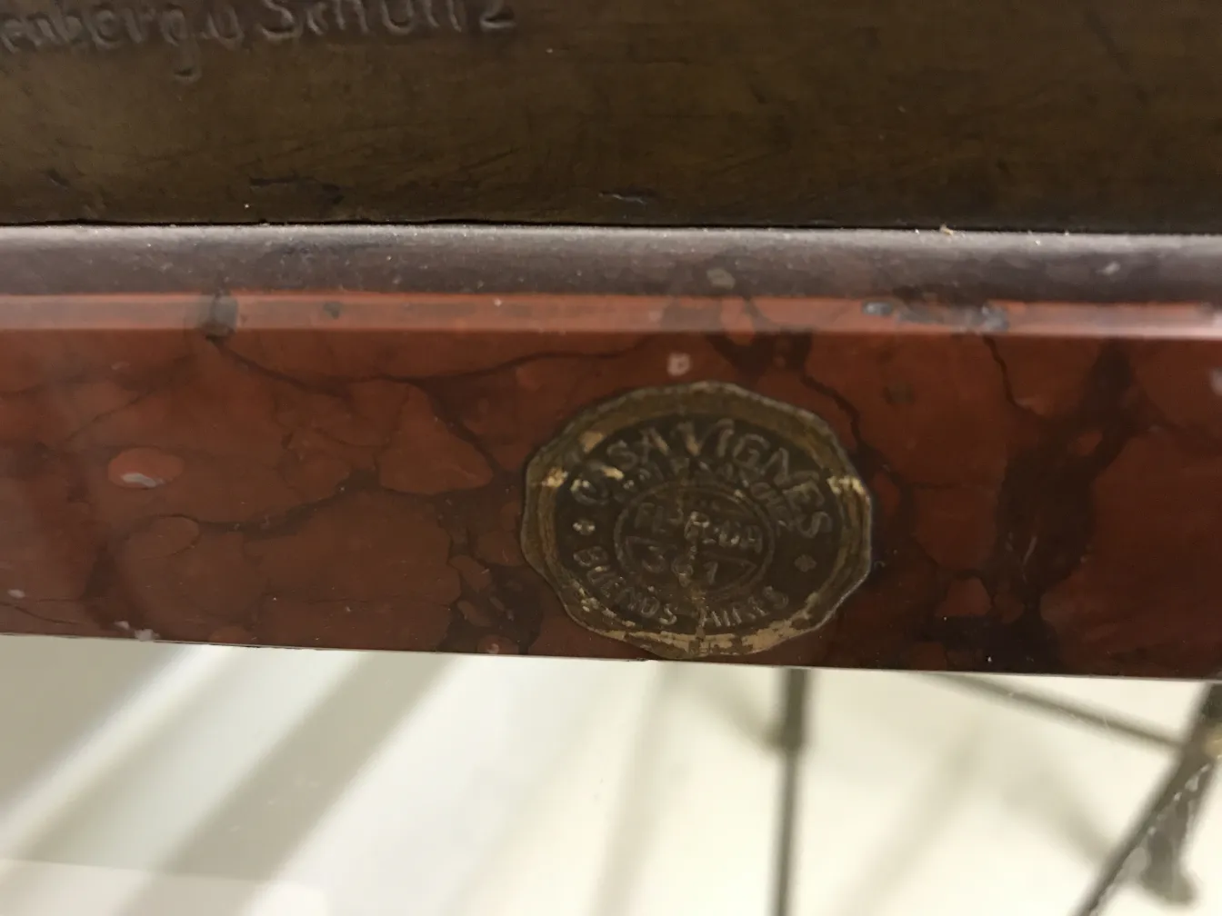 Antike Skulptur mit Designdetails und klassischer Atmosphäre, Guss Wollenberg Schuttz.