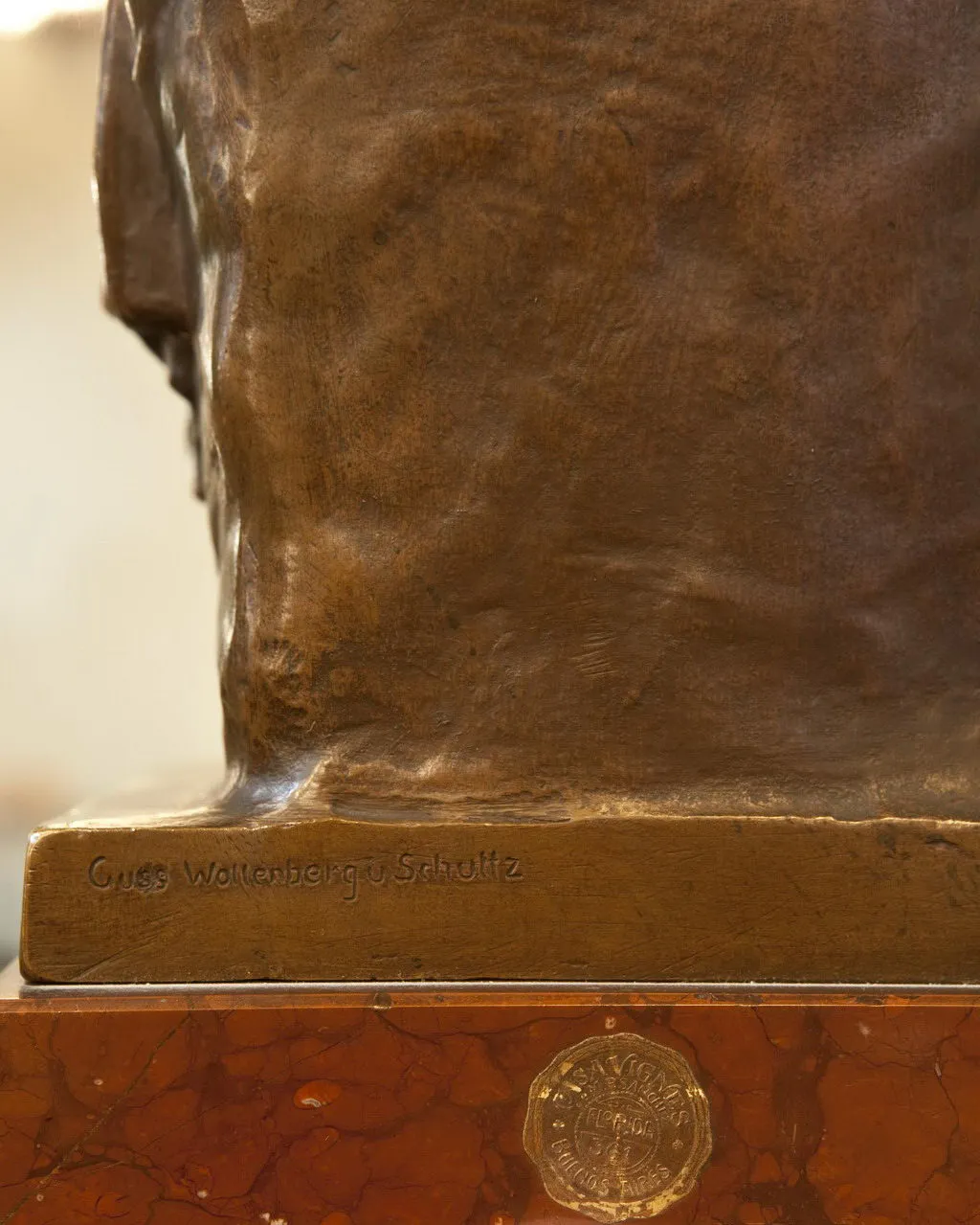 Antike Skulptur von Guss Wollenberg Schultz, sichtbare Details.