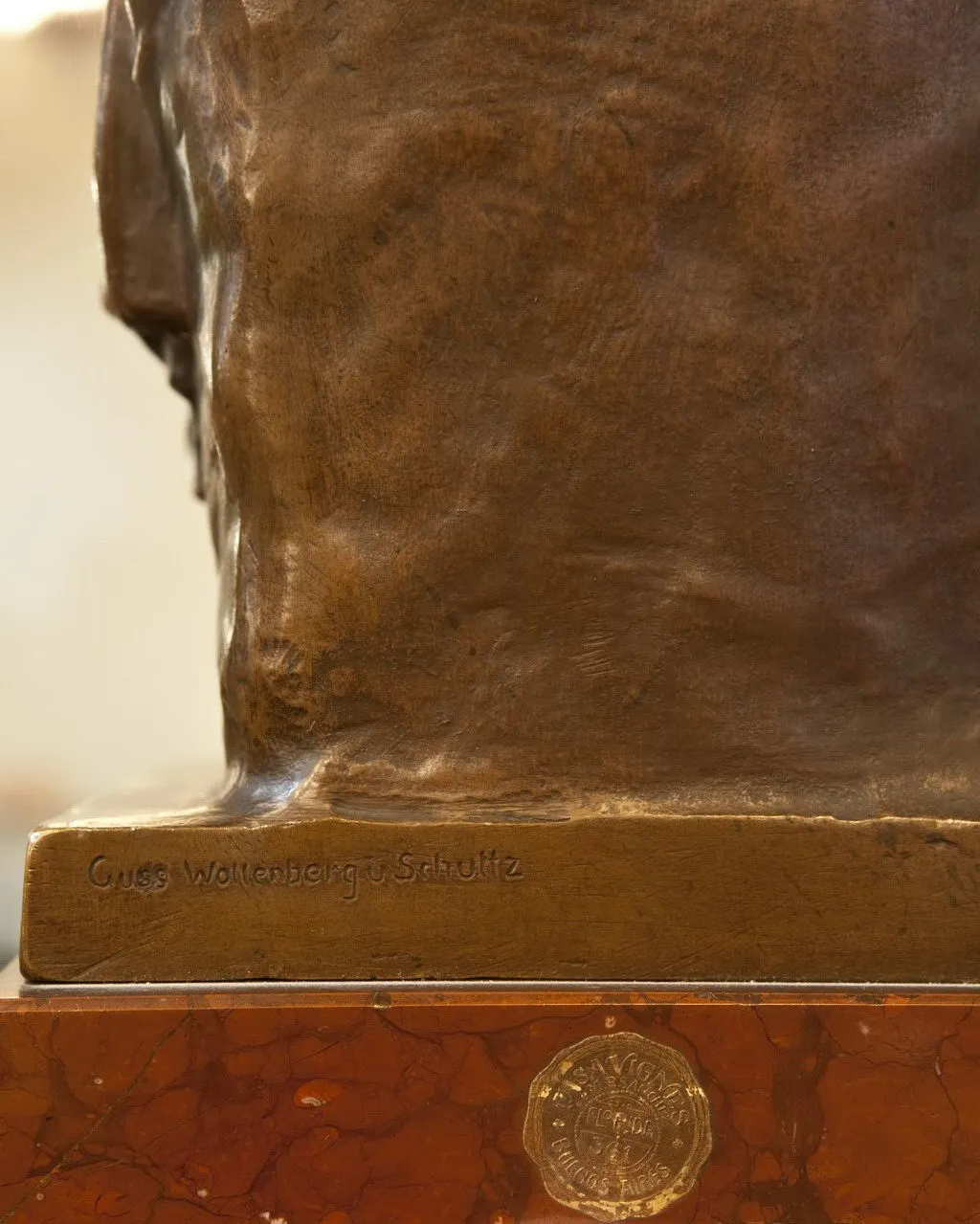 Scultura antica di Guss Wollenberg Schuttz in un contesto classico