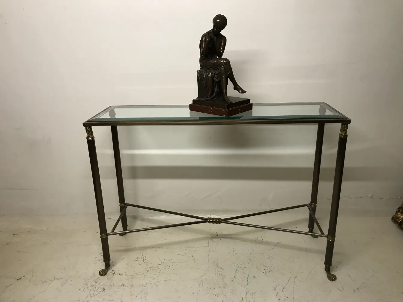 escultura antiga de uma figura sentada sobre uma mesa