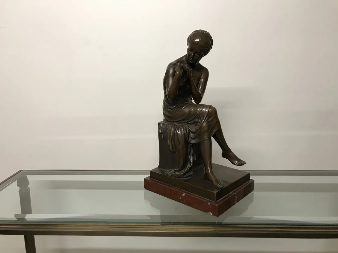 escultura antiga com figura feminina sentada
