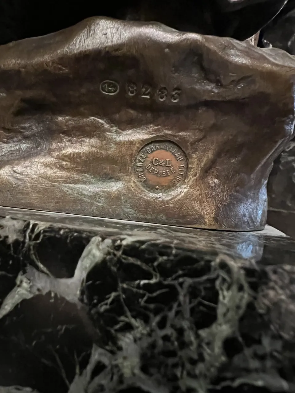 우아한 설정에서 예술적 터치를 보여주는 세밀한 고대 조각품과 기반