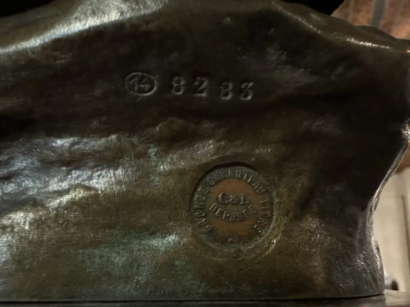 고대 조각품의 시각적 세부 사항과 환경