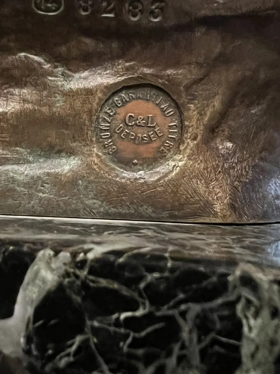 古代彫刻の詳細で、giuseppe d'asteの署名があり、暗い環境の中にあります。