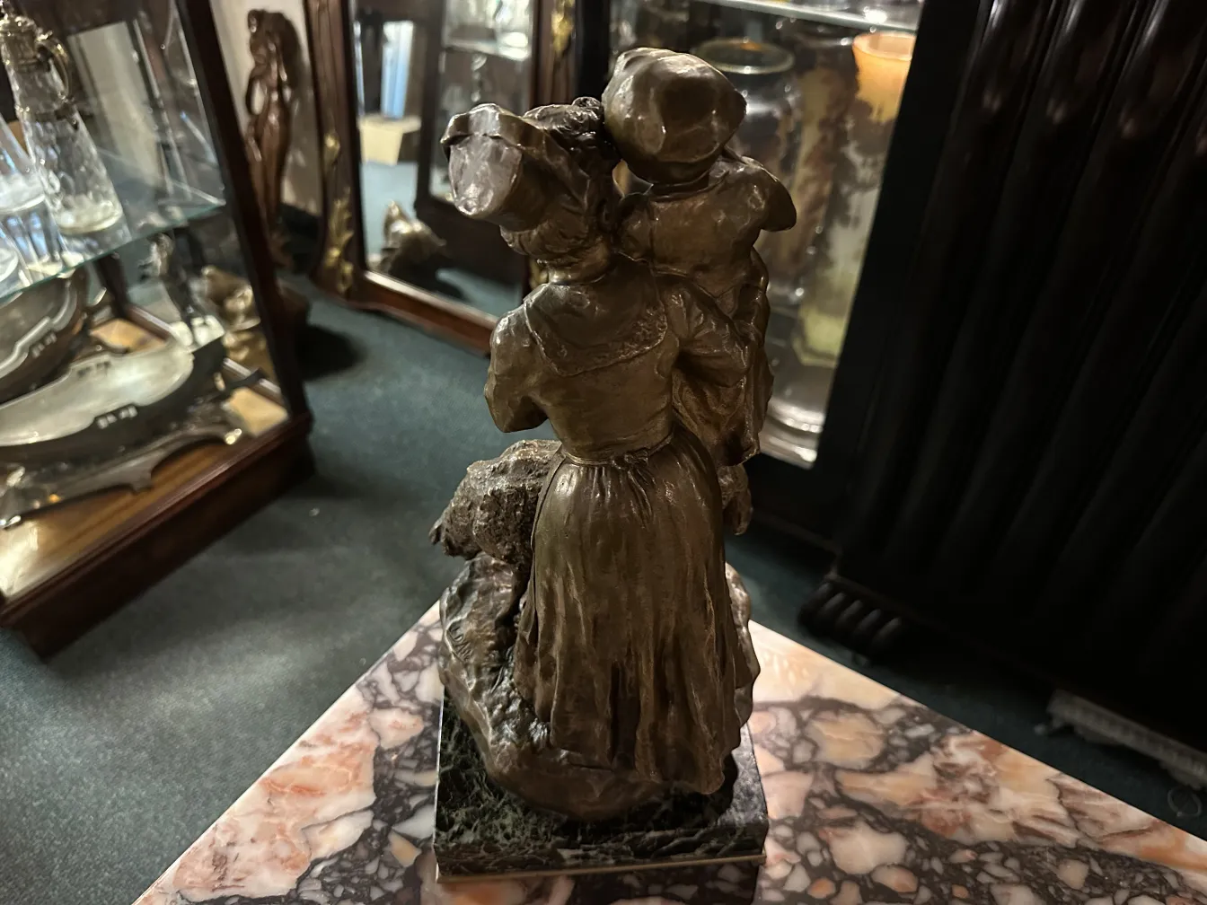 scultura antica che rappresenta due figure in un ambiente classico