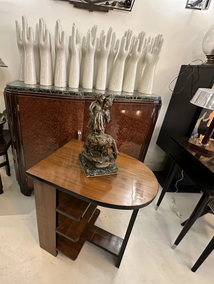 Escultura antiga de figura montada em um cavalo em um ambiente elegante.