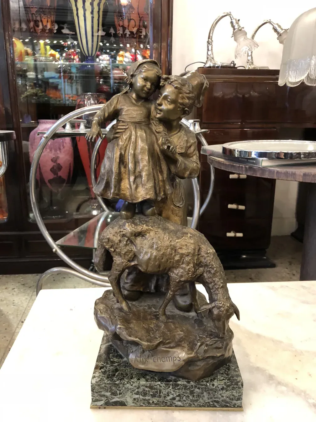 scultura antica di giuseppe d'aste con una bambina e un bambino accanto a un animale