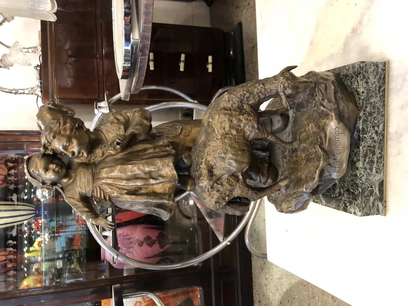 sculpture ancienne montrant des enfants avec des éléments décoratifs