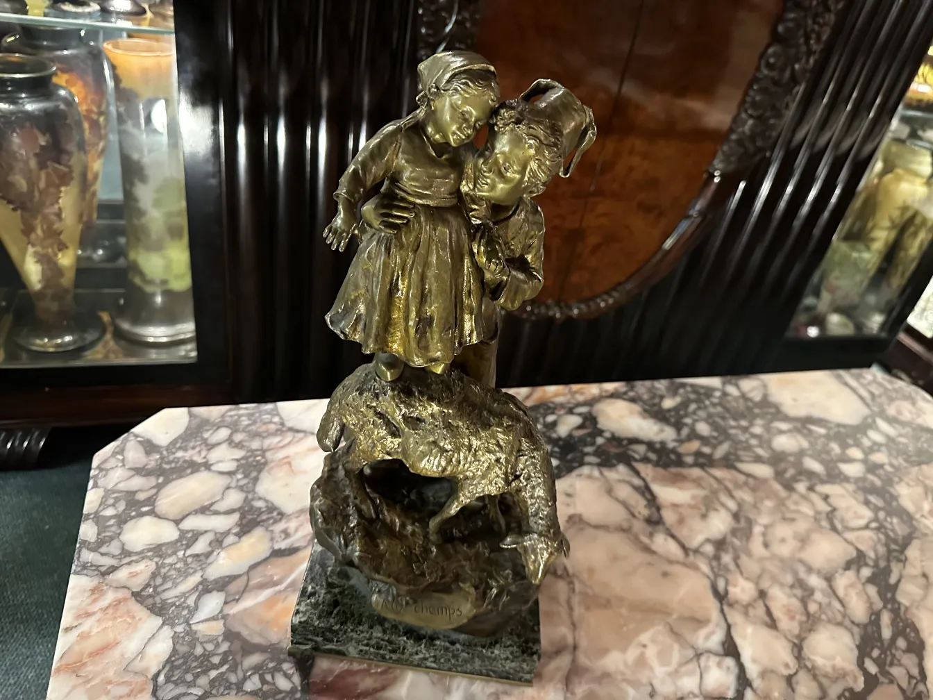 antike Skulptur, die zwei Kinder beim Küssen darstellt, klassisches Ambiente