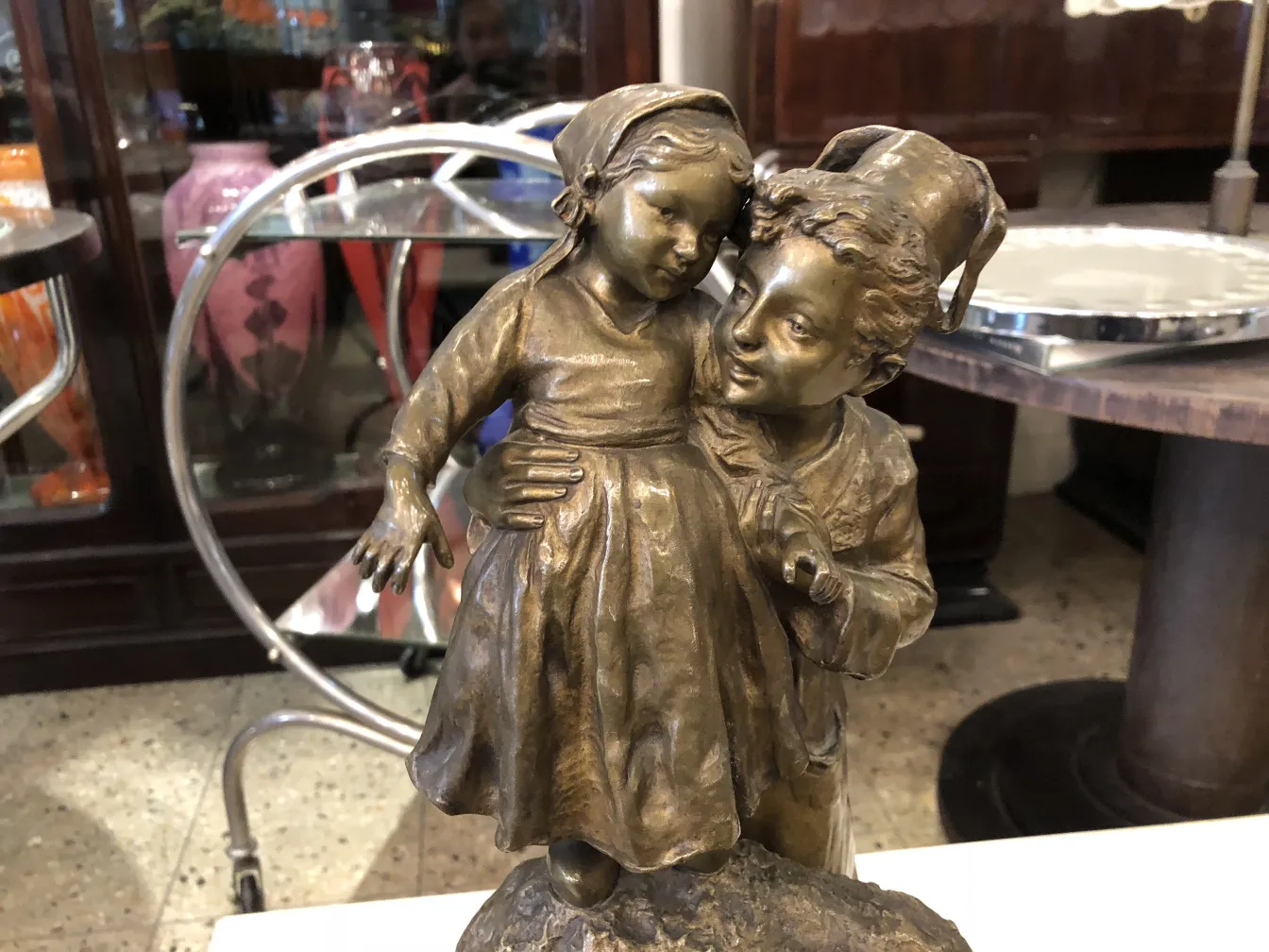 古い彫刻には2人の子供の姿があり、魅力的な背景があります