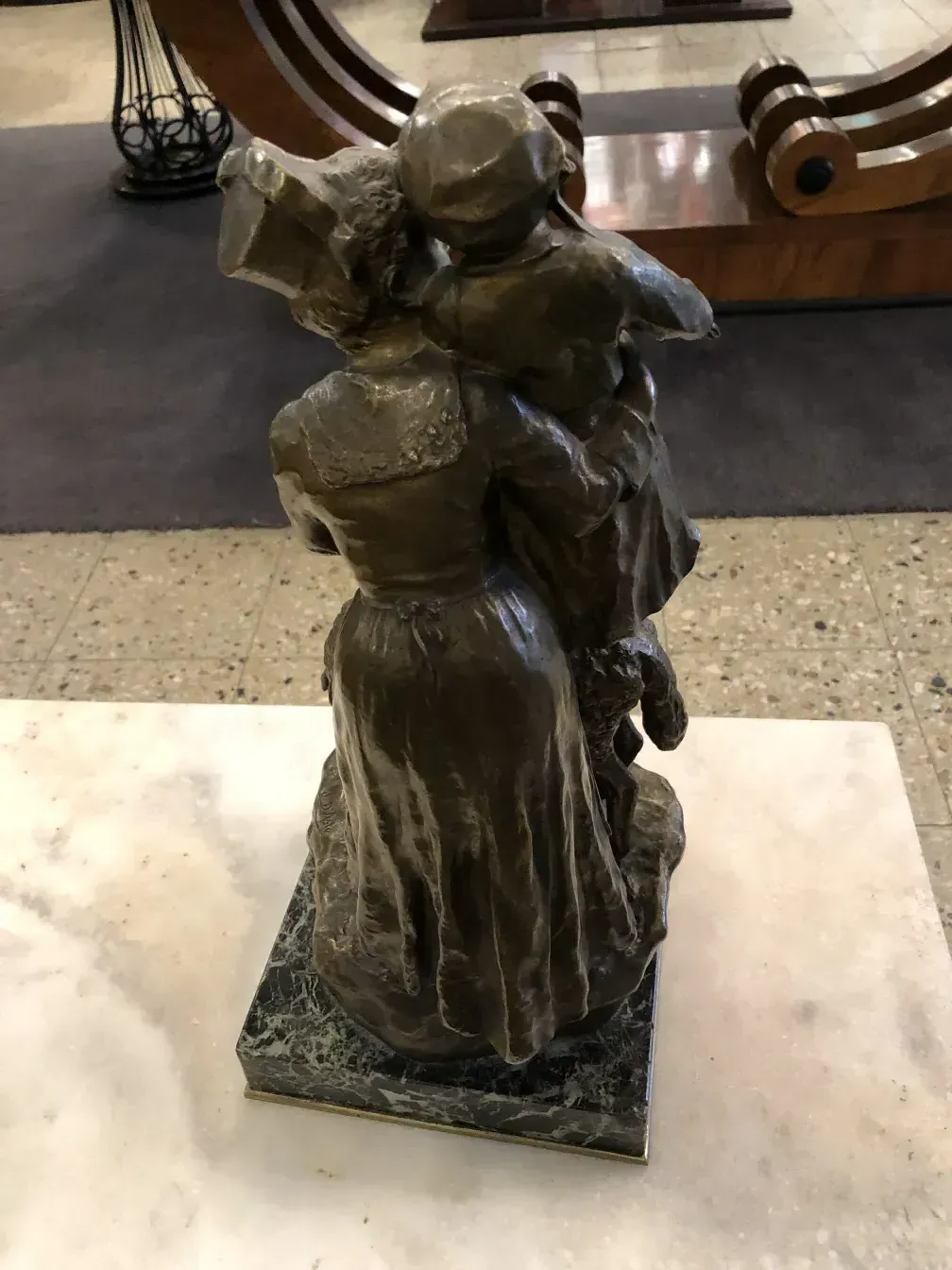 escultura antiga de mulher com criança em um ambiente acolhedor
