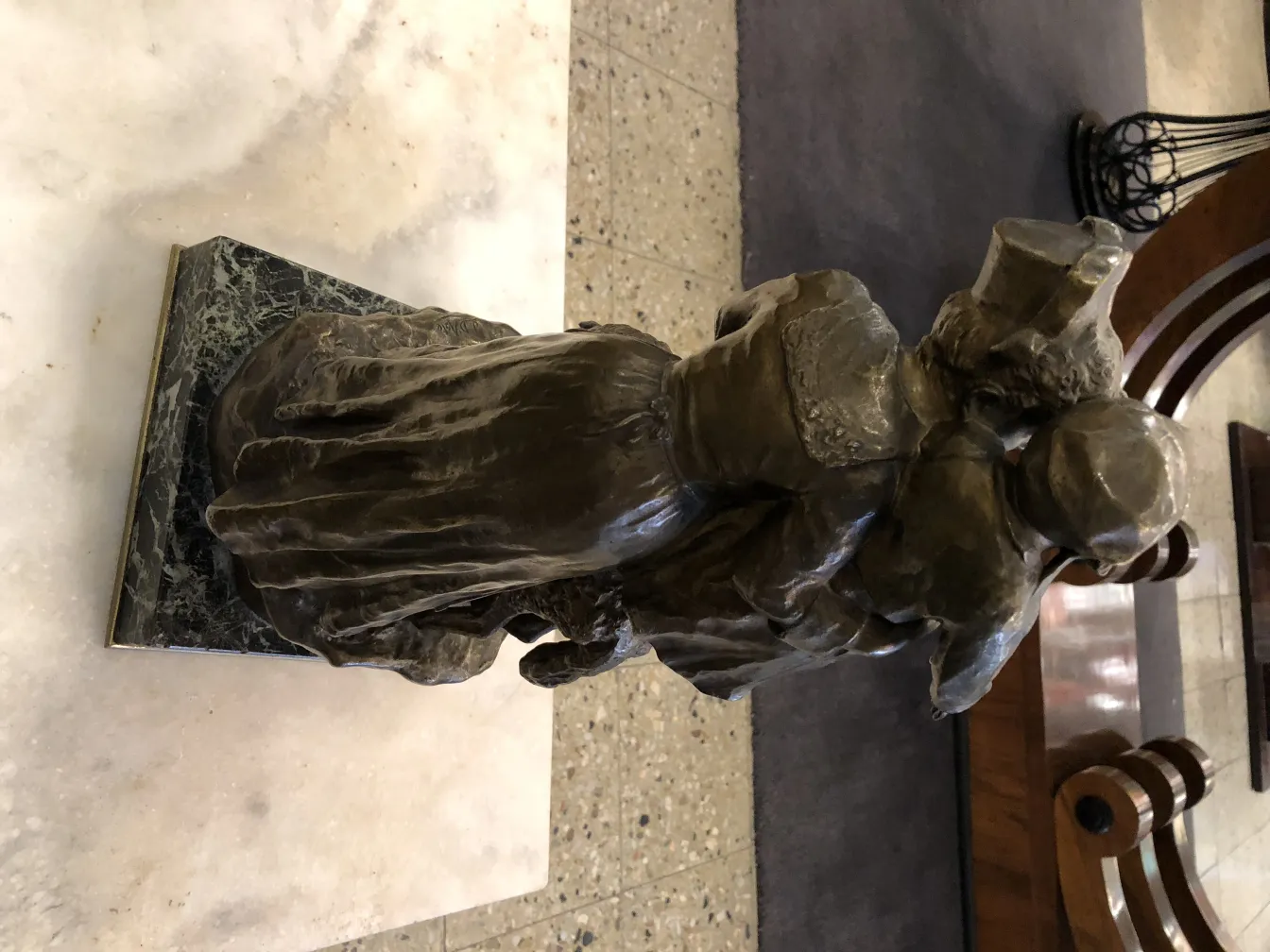 scultura antica di coppie in stile classico aux champs