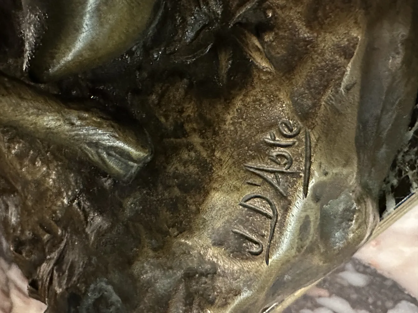 古い彫刻は複雑なディテールと視覚的な堅牢さを持っています、Aux Champs。