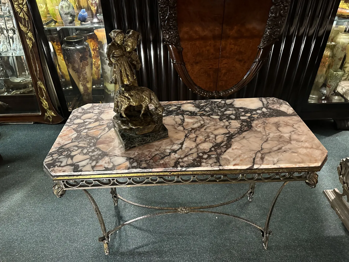 schöne antike Skulptur von Giuseppe d'aste auf eleganter Tisch