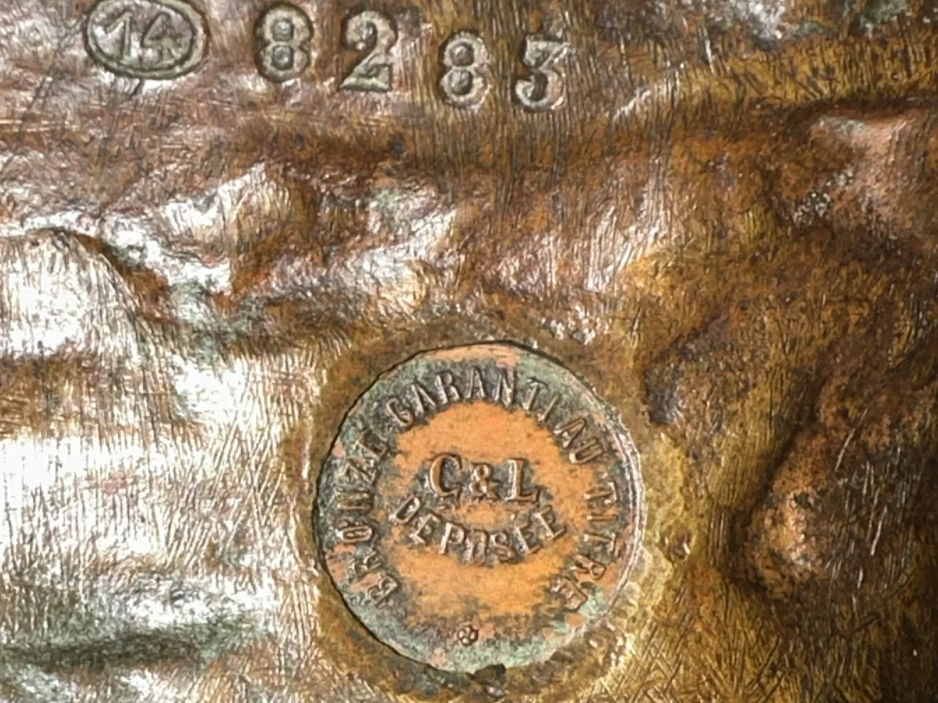 détails de la sculpture antique avec inscription visible