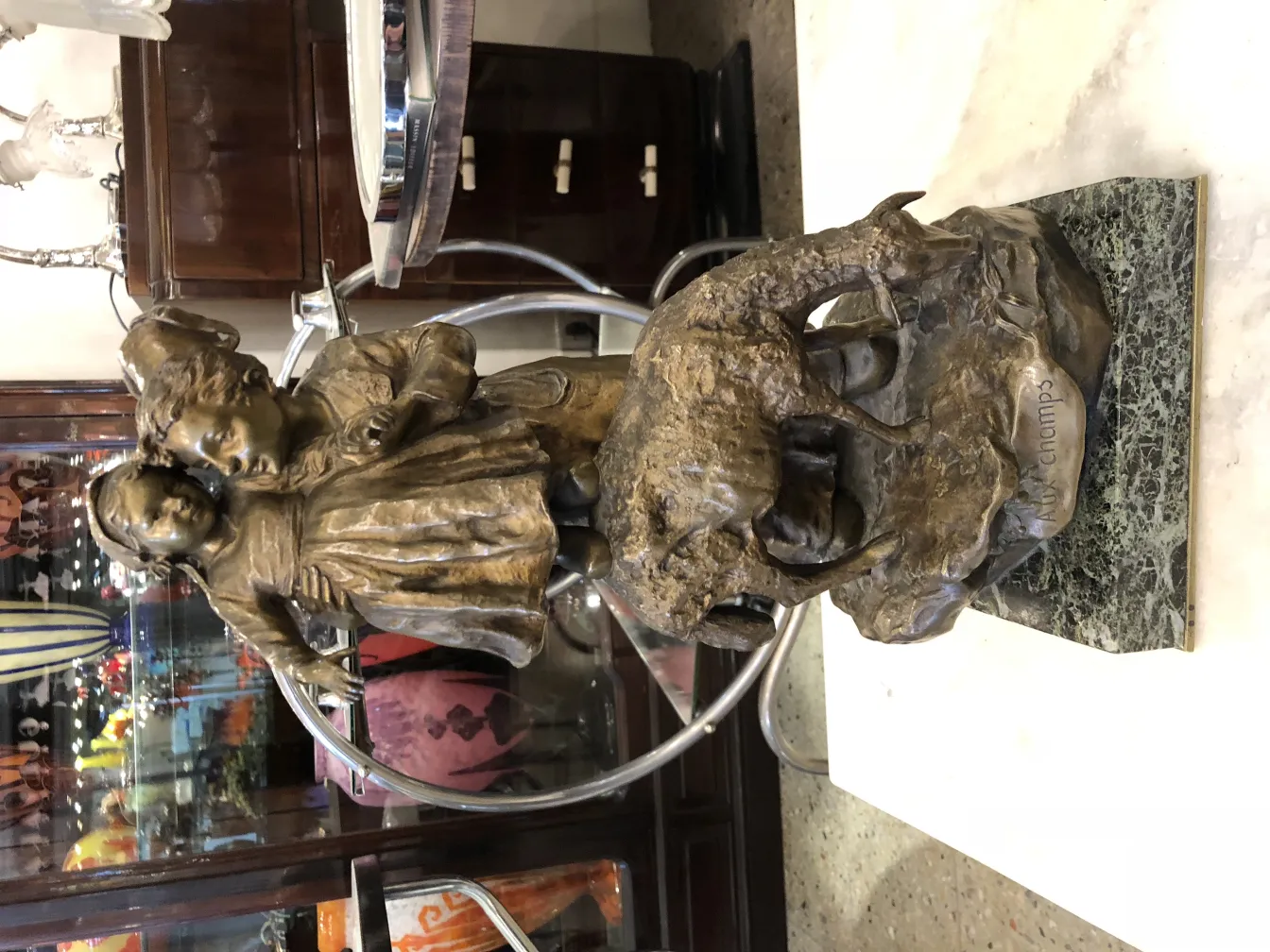 escultura antigua con dos niños y un ambiente alegre