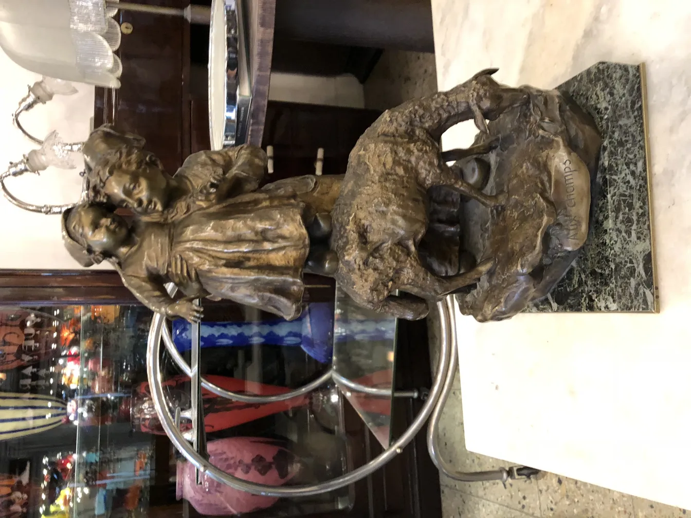 antike skulptur von kindern in aux champs mit einem hirsch