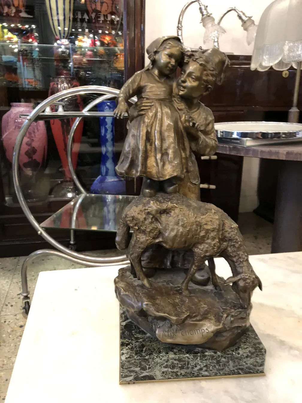 escultura antigua que muestra un niño y una niña con una oveja