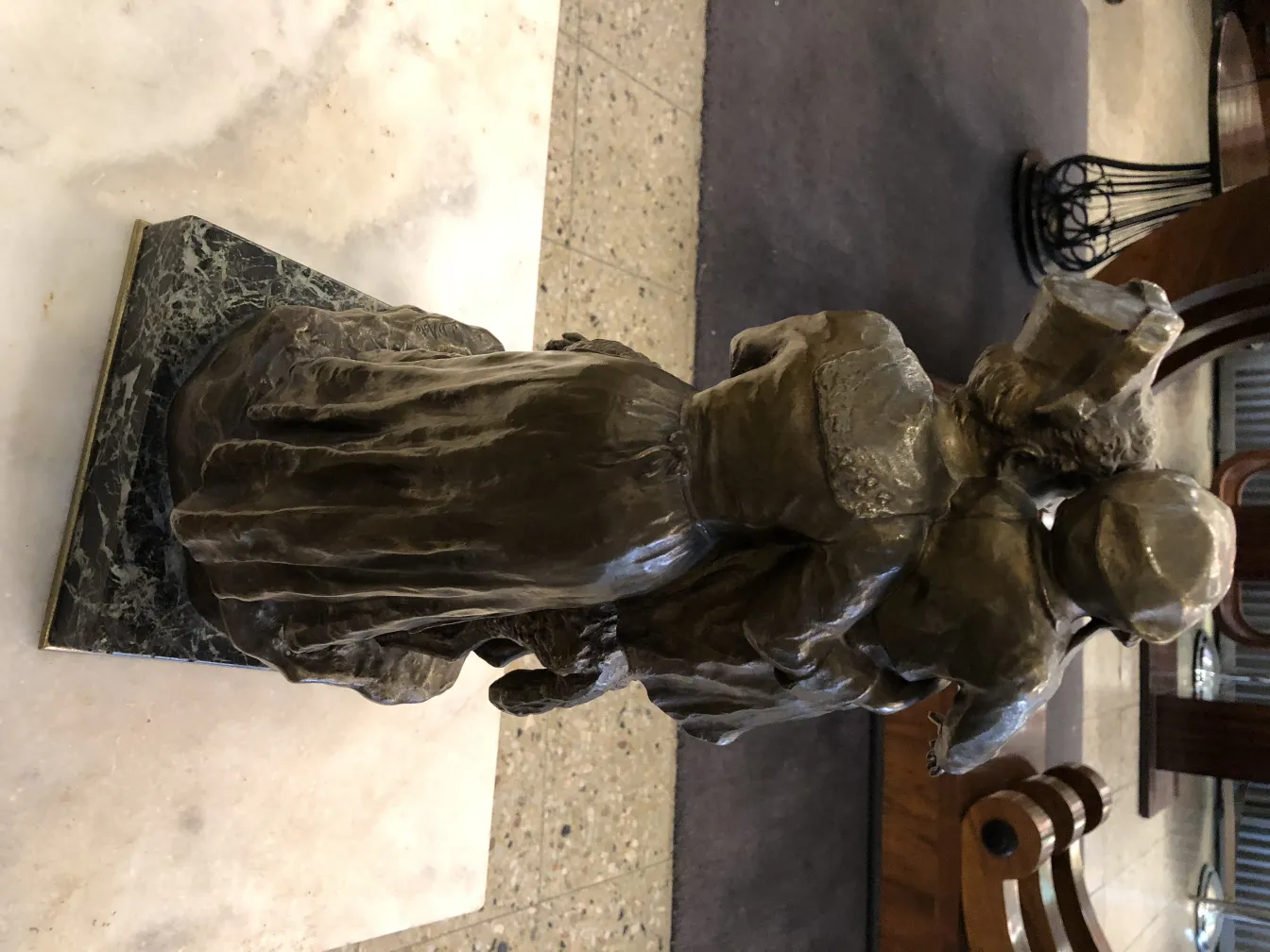 antike skulptur eines paares in einer gemütlichen umgebung