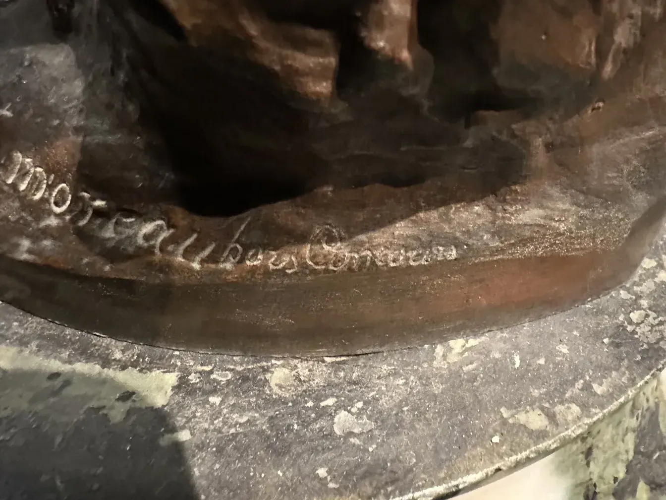 escultura antiga de Moreau Mathurin com detalhes visíveis.