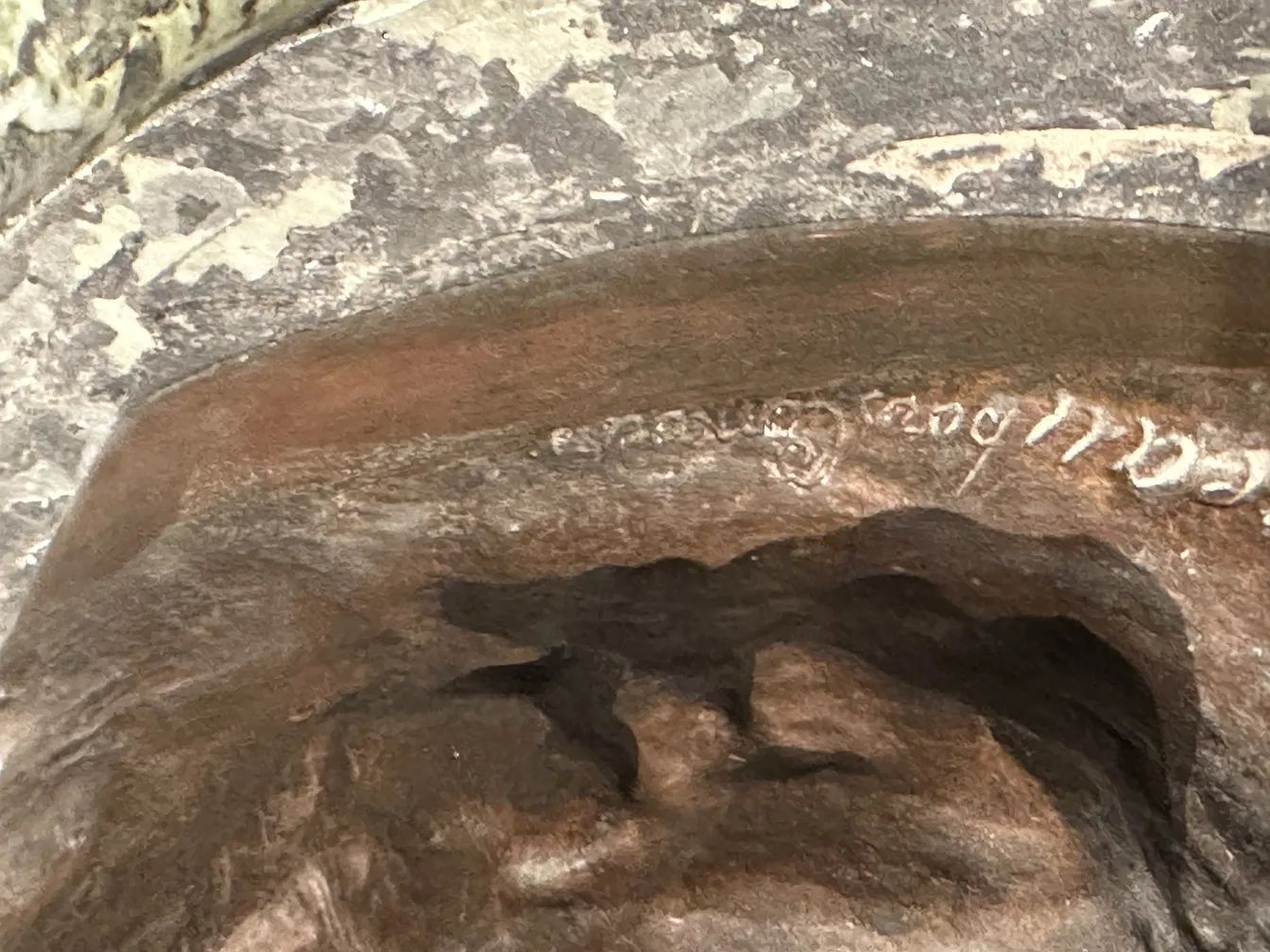 scultura antica con dettagli artigianali visibili