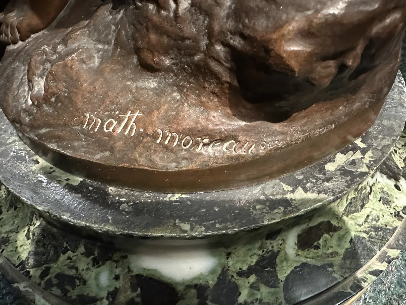 antike Skulptur auf einem detaillierten Sockel