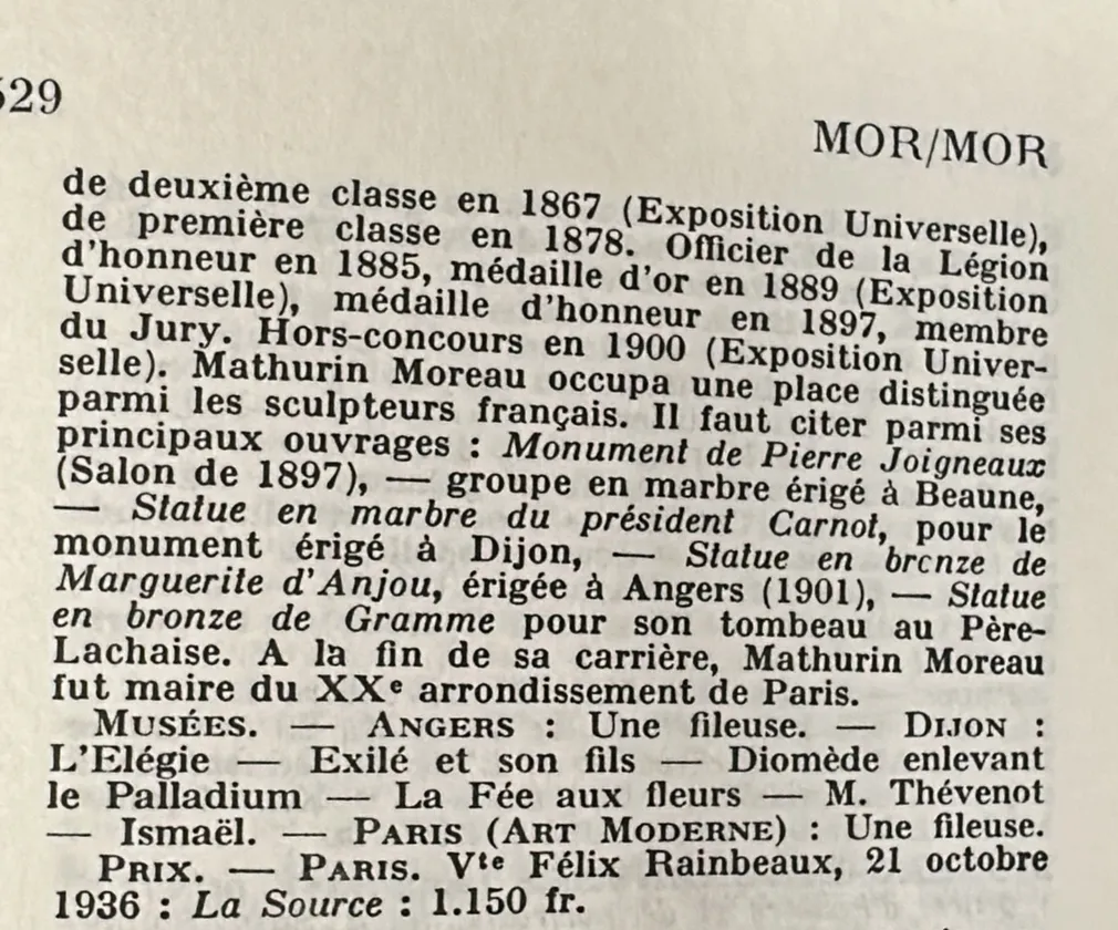 Escultura antiga com detalhes em mármore em ambiente artístico