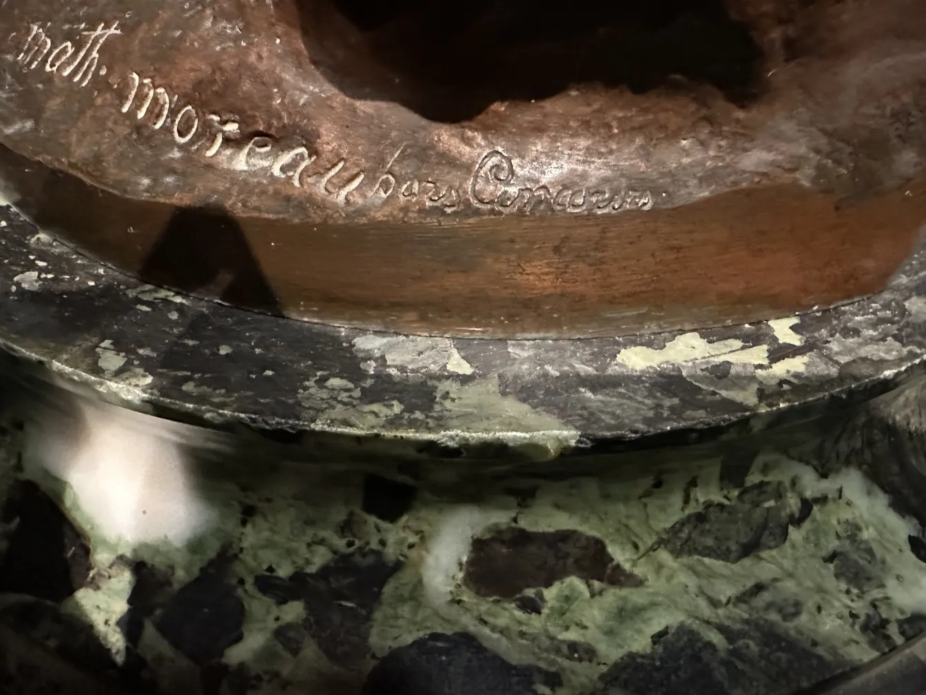 scultura antica con dettagli artistici alla base