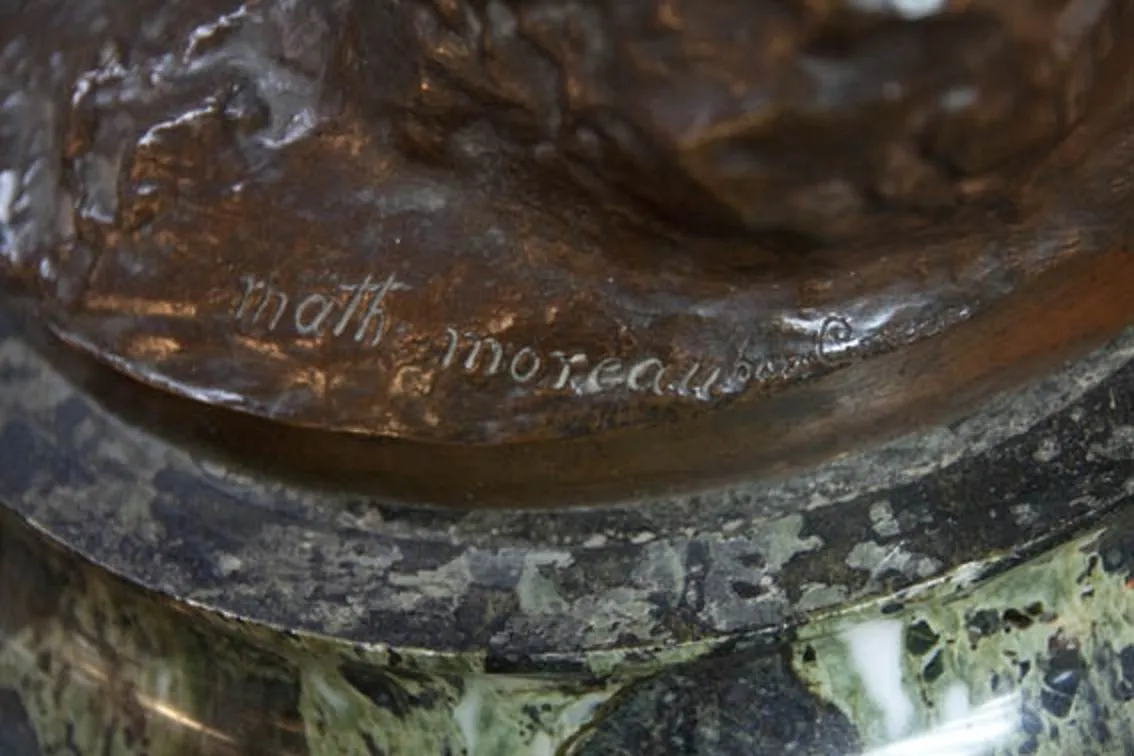 scultura antica di moreau mathurin, con base decorativa