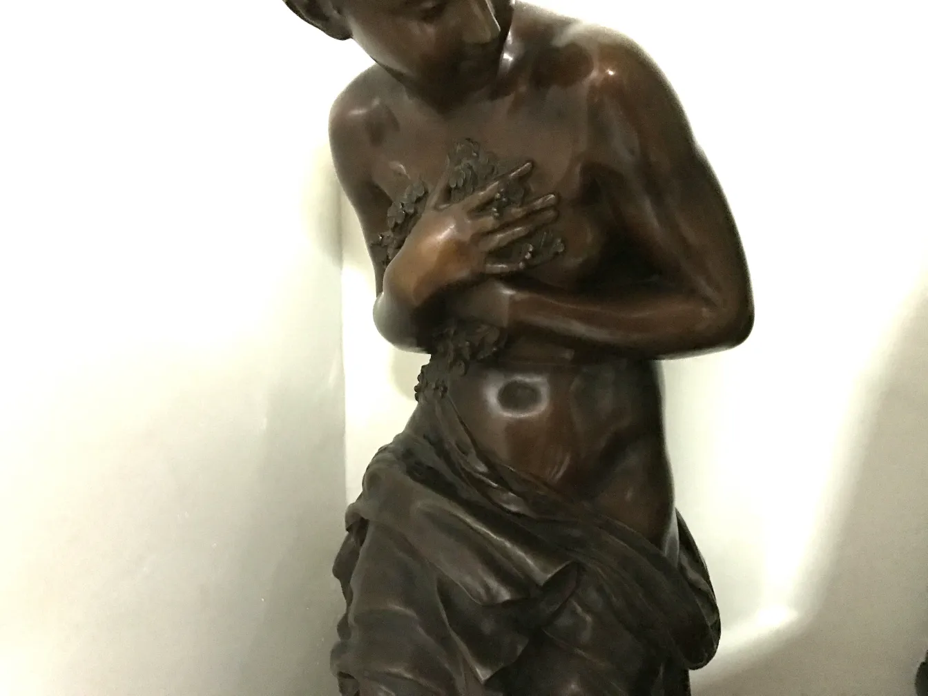 scultura antica che rappresenta figura umana con tocco artistico