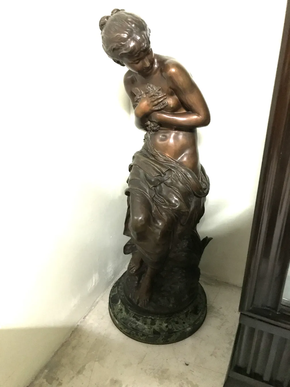 sculpture ancienne de femme tenant des fleurs