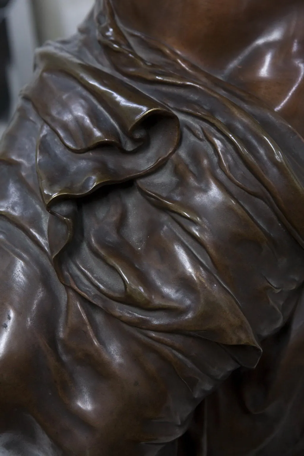 Detail einer alten Skulptur mit zerknittertem Stoff