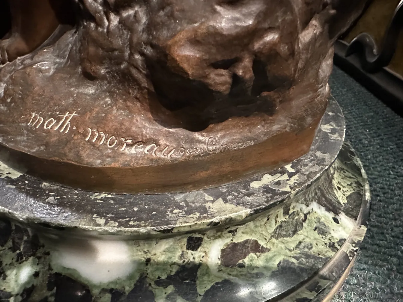 Escultura antiga de Moreau Mathurin com base decorativa.