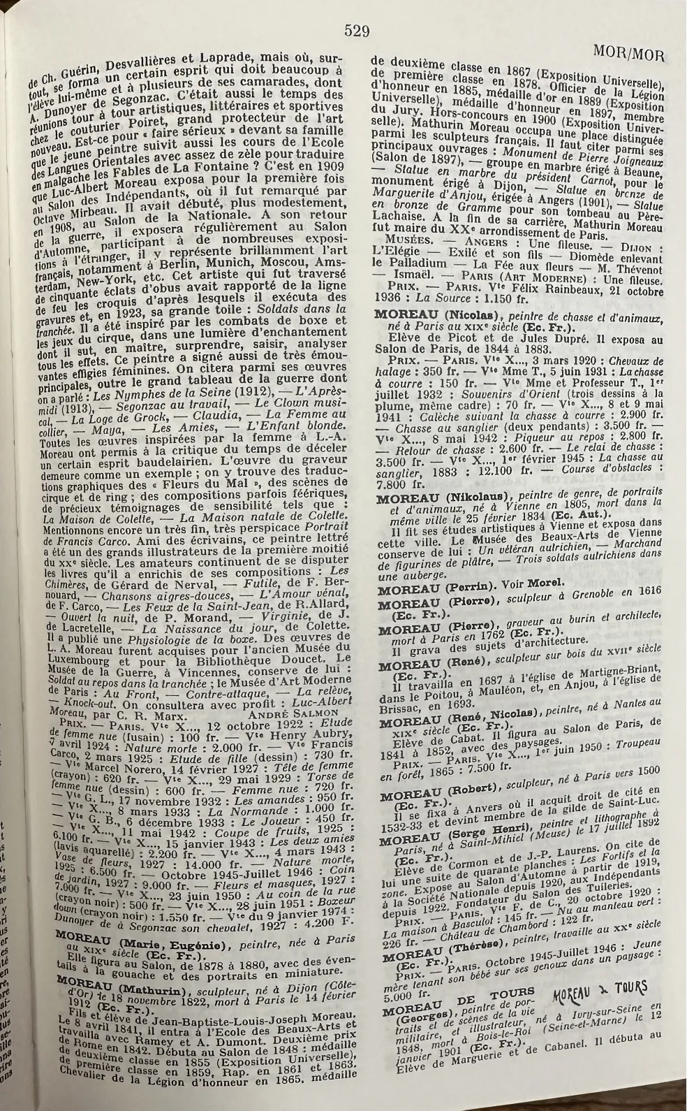 Dettaglio di una scultura antica in un contesto artistico.