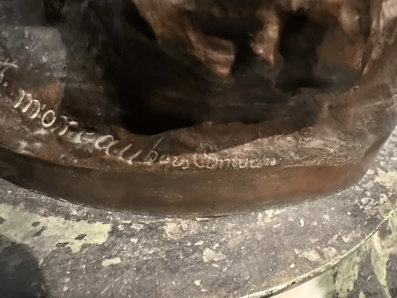dettaglio di una scultura antica di moreau mathurin, che mostra la firma alla base.