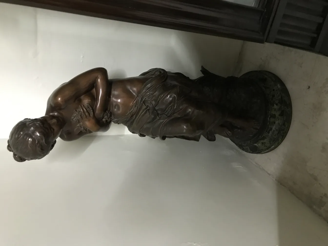 Antike Skulptur einer weiblichen Figur mit kunstvollen Details