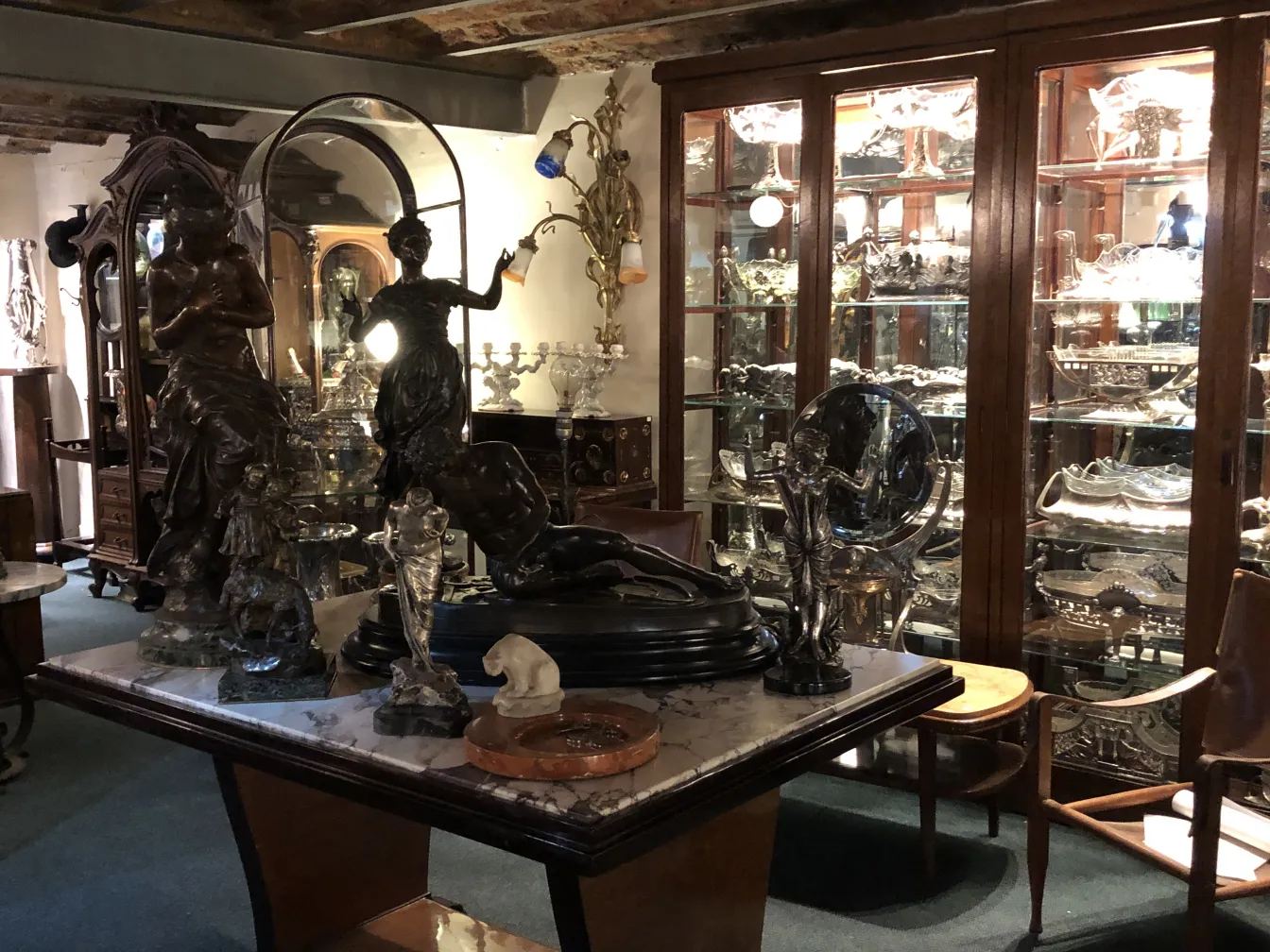 escultura antiga com figuras em um ambiente decorativo