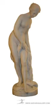 escultura antigua de figura humana en posición de pie