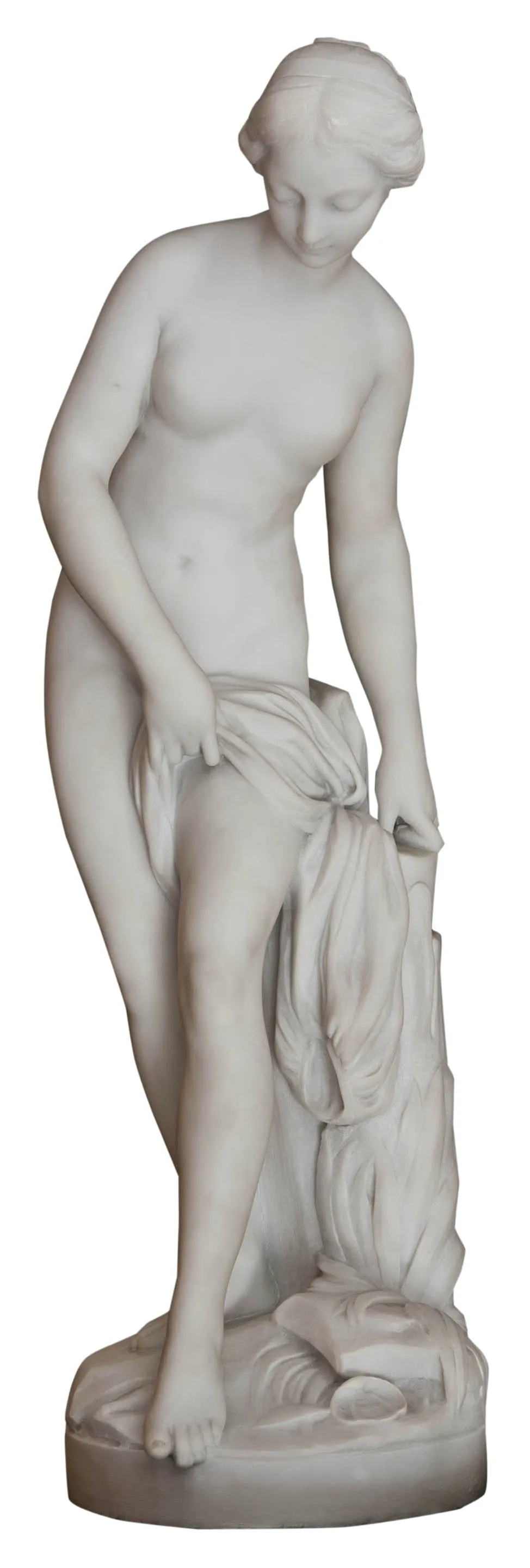 escultura antigua de mujer de pie, con mirada dulce, sosteniendo tela