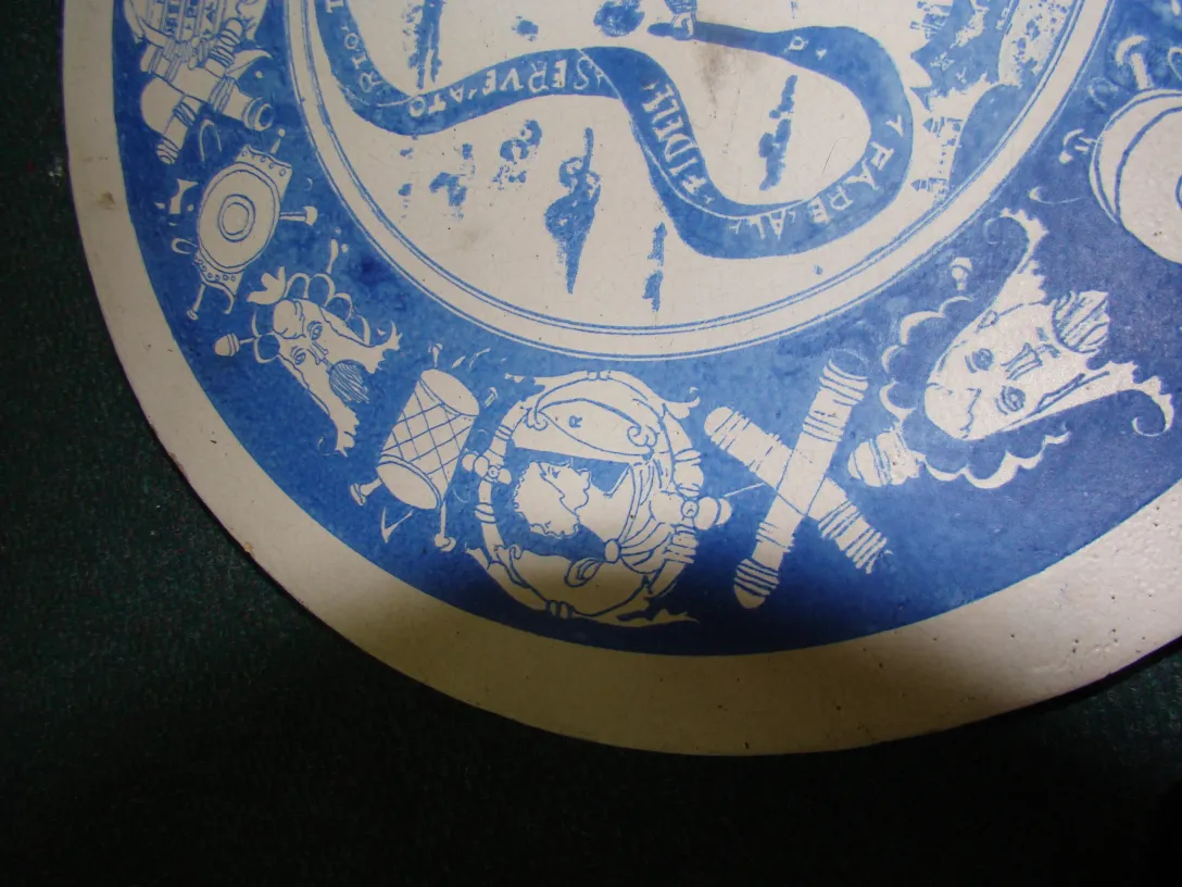 Plato de cerámica antigua decorado con dibujos azules