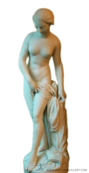 Sculpture ancienne d'une figure féminine debout, drapée dans un tissu.