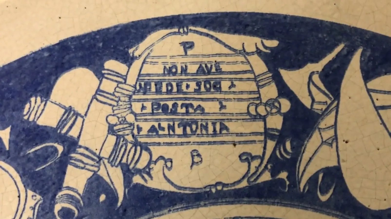 Античная синяя керамика с выделяющимися декоративными элементами.