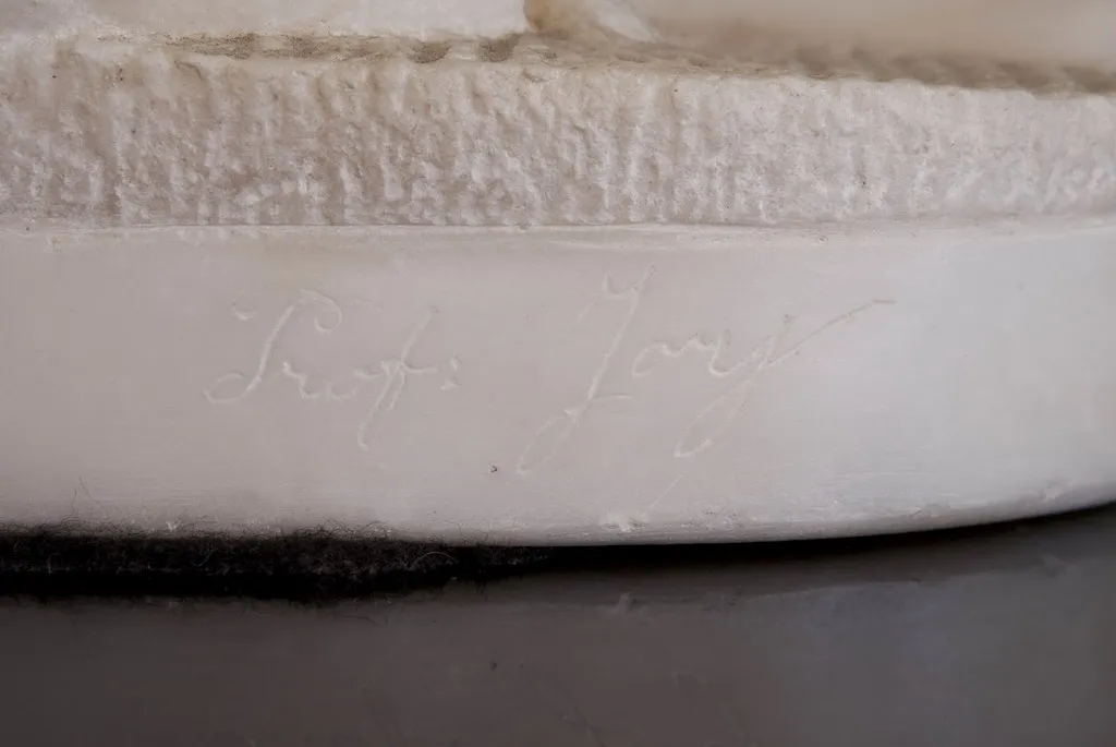 Alte Reliefskulptur mit feinen Details und klassischer Atmosphäre.