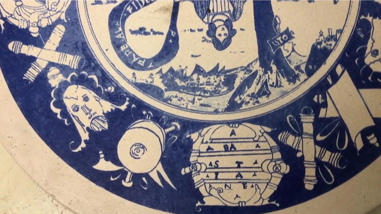 Ceramica antica artigianale con dettagli blu.