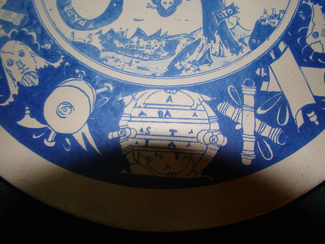 Piatto in ceramica con decorazione blu e figure.