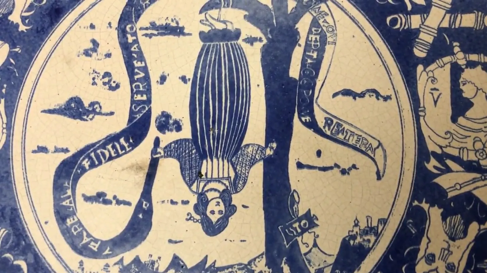 Antigua cerámica con decoración azul y blancas imágenes de figuras